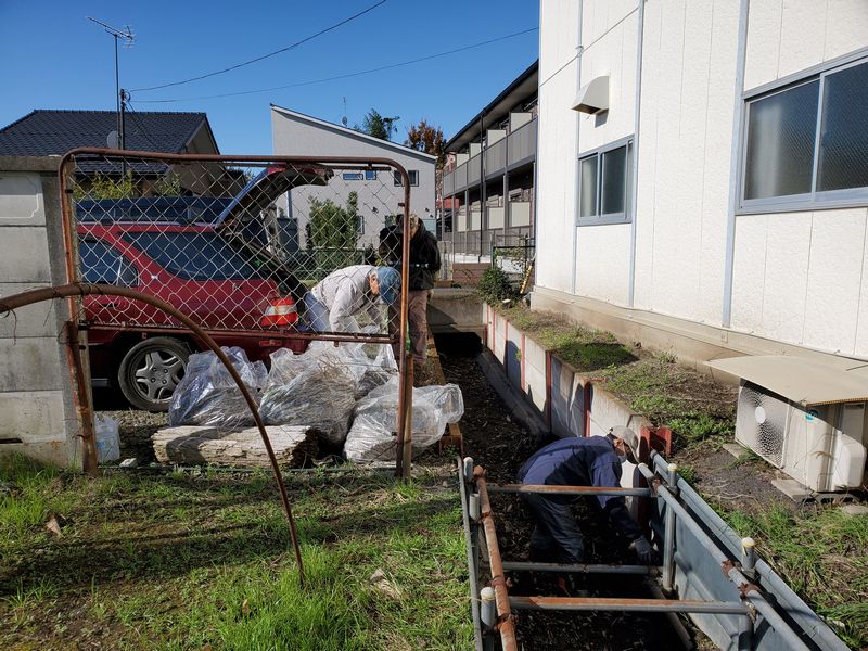アゼリア駐車場脇